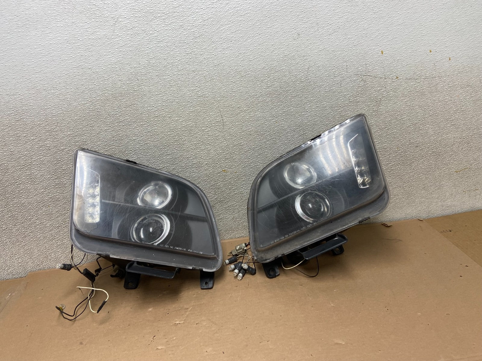 2005 to 2009 Ford Mustang Left+Right Set LED Black Halogen Headlight AA9873 DG0