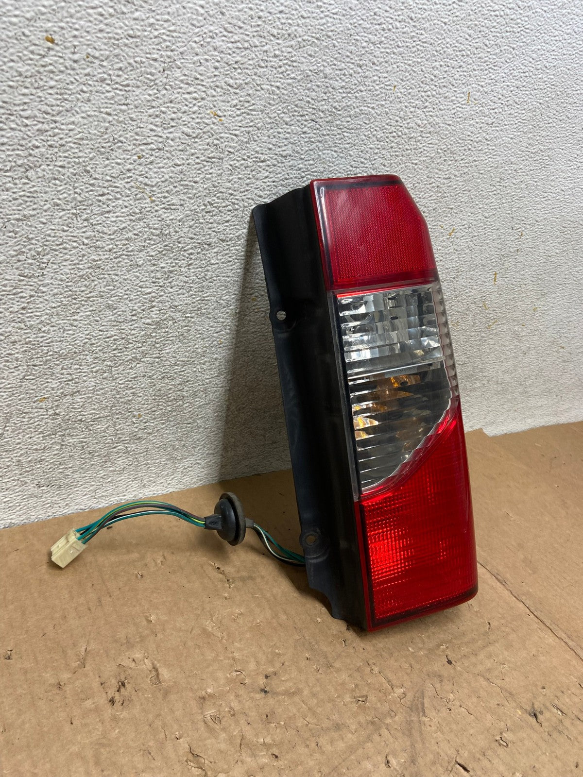 2002 2003 2004 Nissan Xterra Right Passenger RH Side Tail Light AI5480 LK2