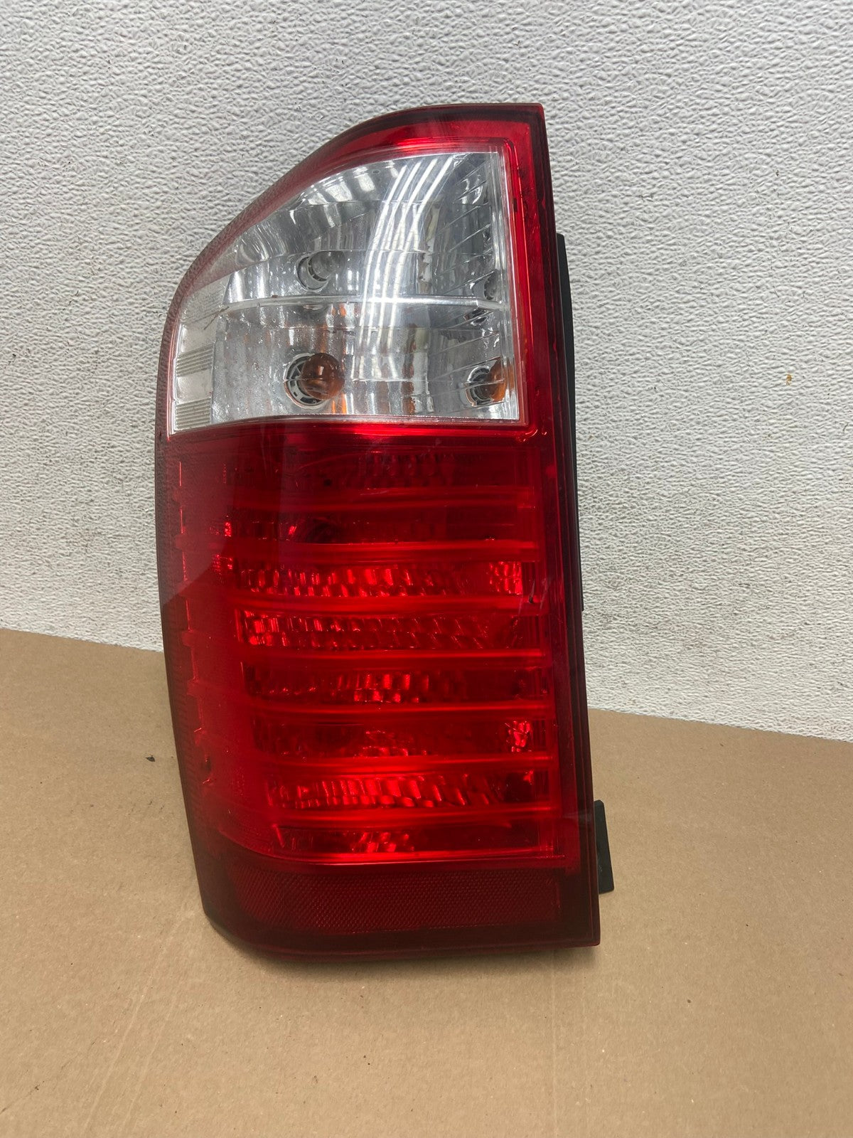 2007 to 2010 Kia Sedona Left Driver LH Side Tail Light AE4839 LK0