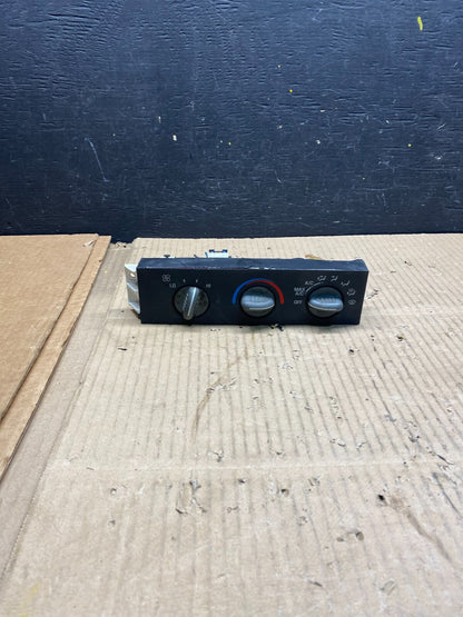 2001 - 2007 GMC Chevrolet Express 1500 Climate Control A/C L0616 DG0