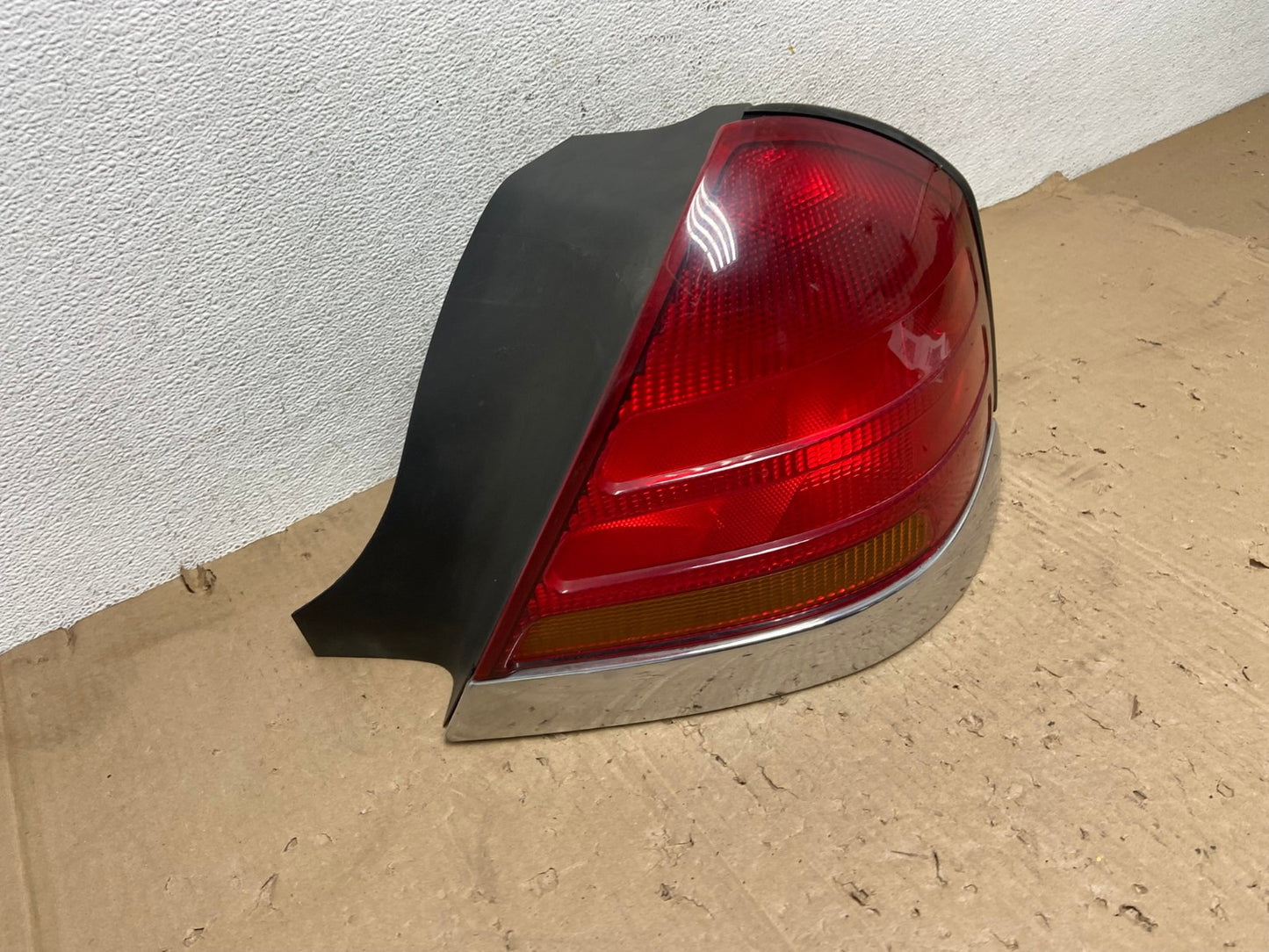 1998-2003 Ford Crown Victoria Right Passenger Rh Side Tail Light AE9393 LK2
