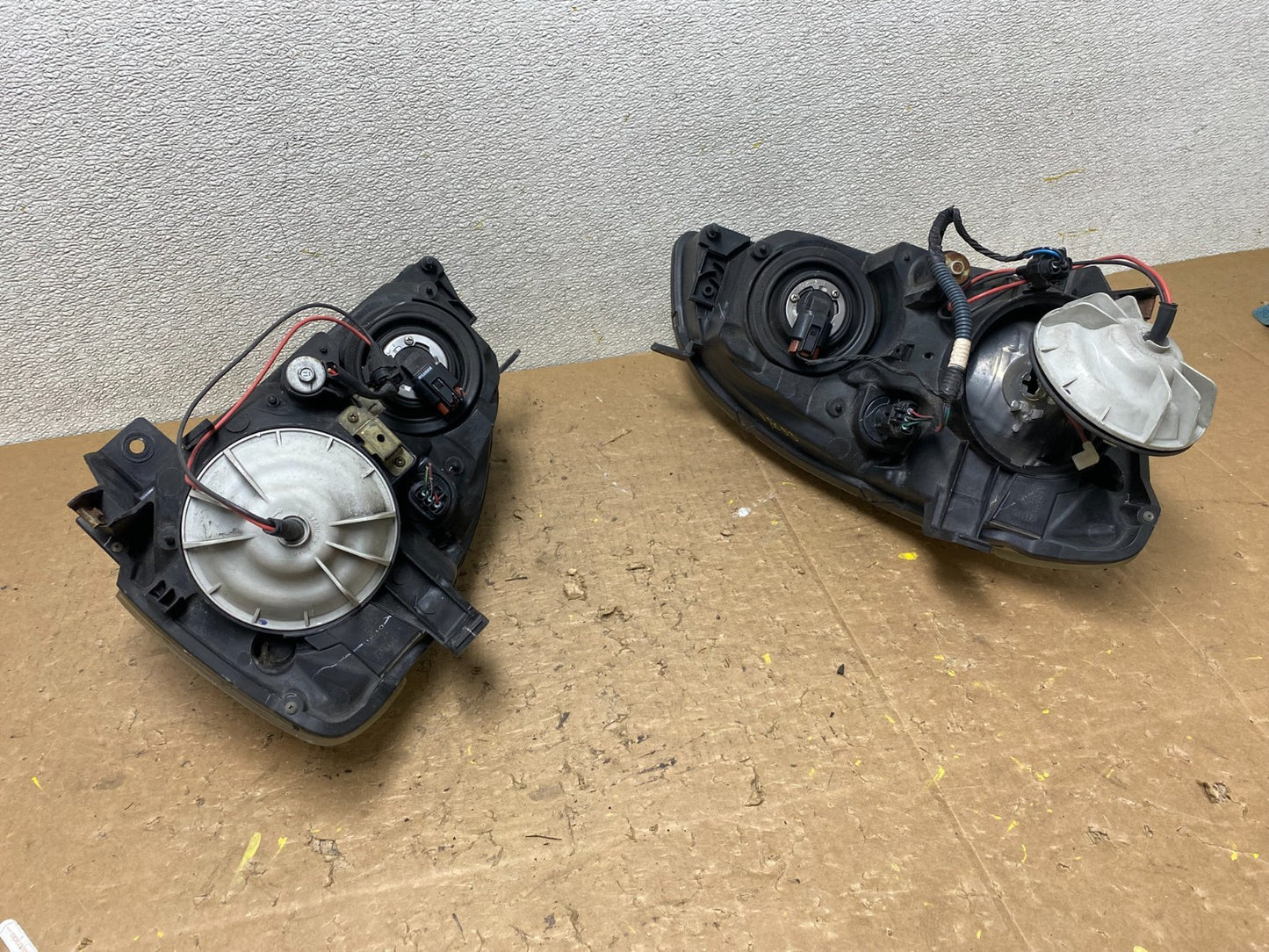 2002 to 2004 Nissan Altima Left+Right Side Set Halogen Headlights OEM V8053 DW5