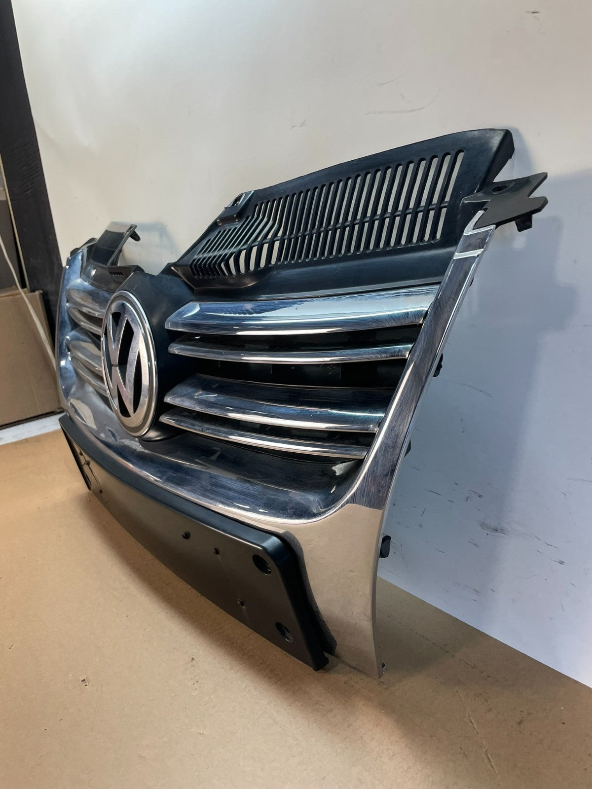2005-2010 Volkswagen Jetta Front Upper Grille Grill Chrome AI3919 DG1