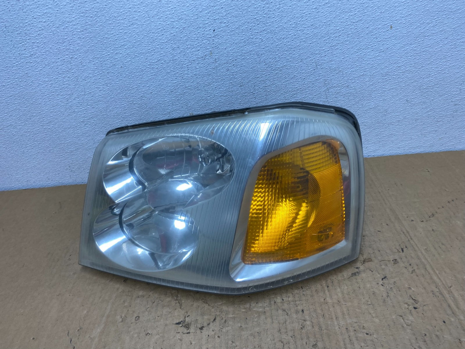 2002 to 2009 Gmc Envoy Left Driver Lh Side Headlight Halogen AC8151 DW0
