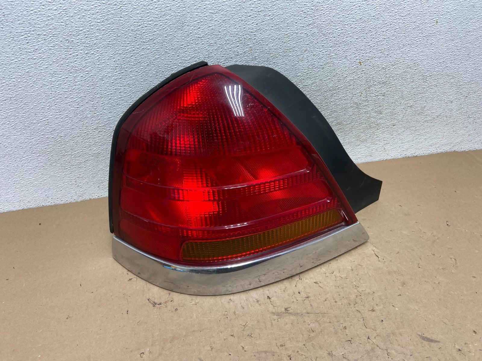 1998-2003 Ford Crown Victoria Left Driver Lh Side Tail Light AG43460