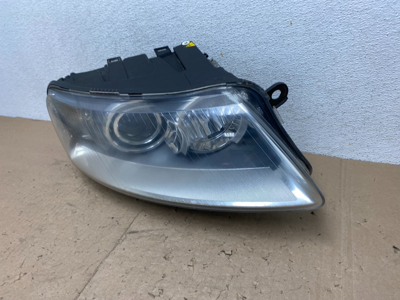 2005 to 2008 Audi A6 Right Passenger Side Headlight Xenon HID AG5679 DW1