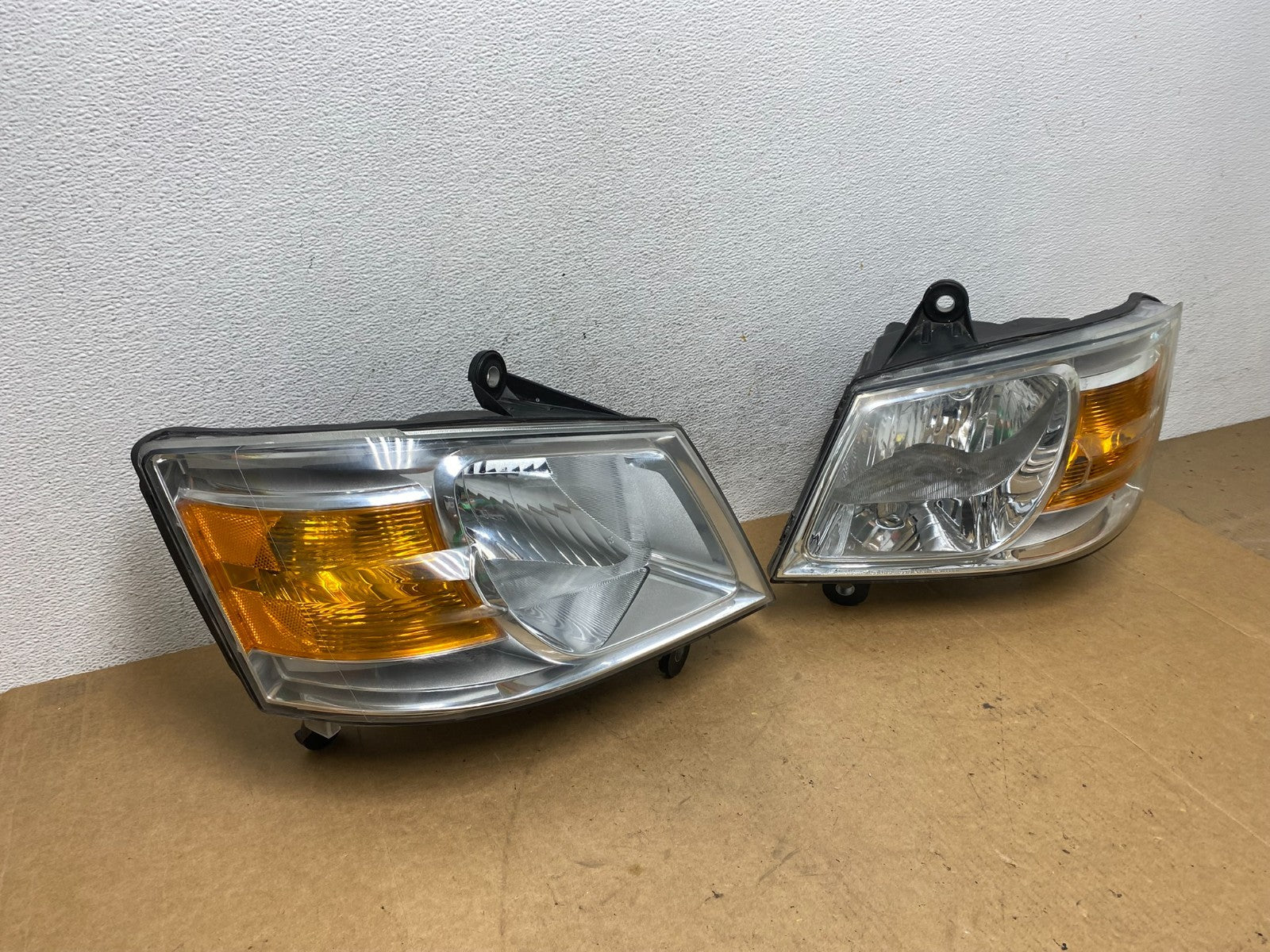 2008 to 2010 Dodge Caravan Left+Right Set Side Halogen Headlights AE3178 DW2