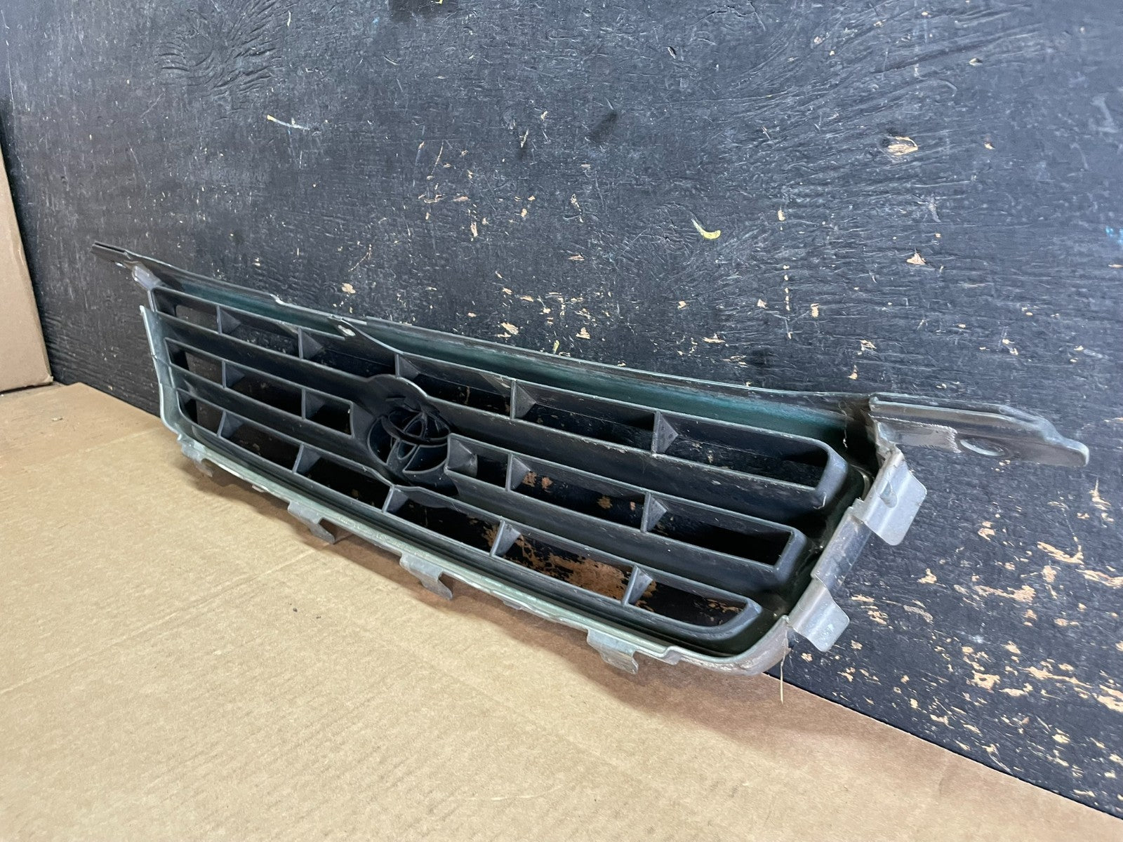 2000 to 2001 Toyota Camry Grille Chrome Shell w/ Black Insert AA8957 DG8