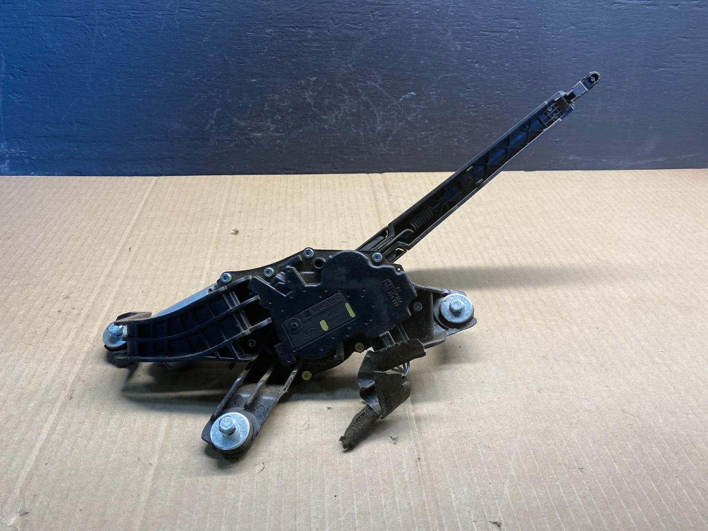 2016 - 2018 Kia Sorento Rear Glass Windshield Wiper Motor AC0869 DG5