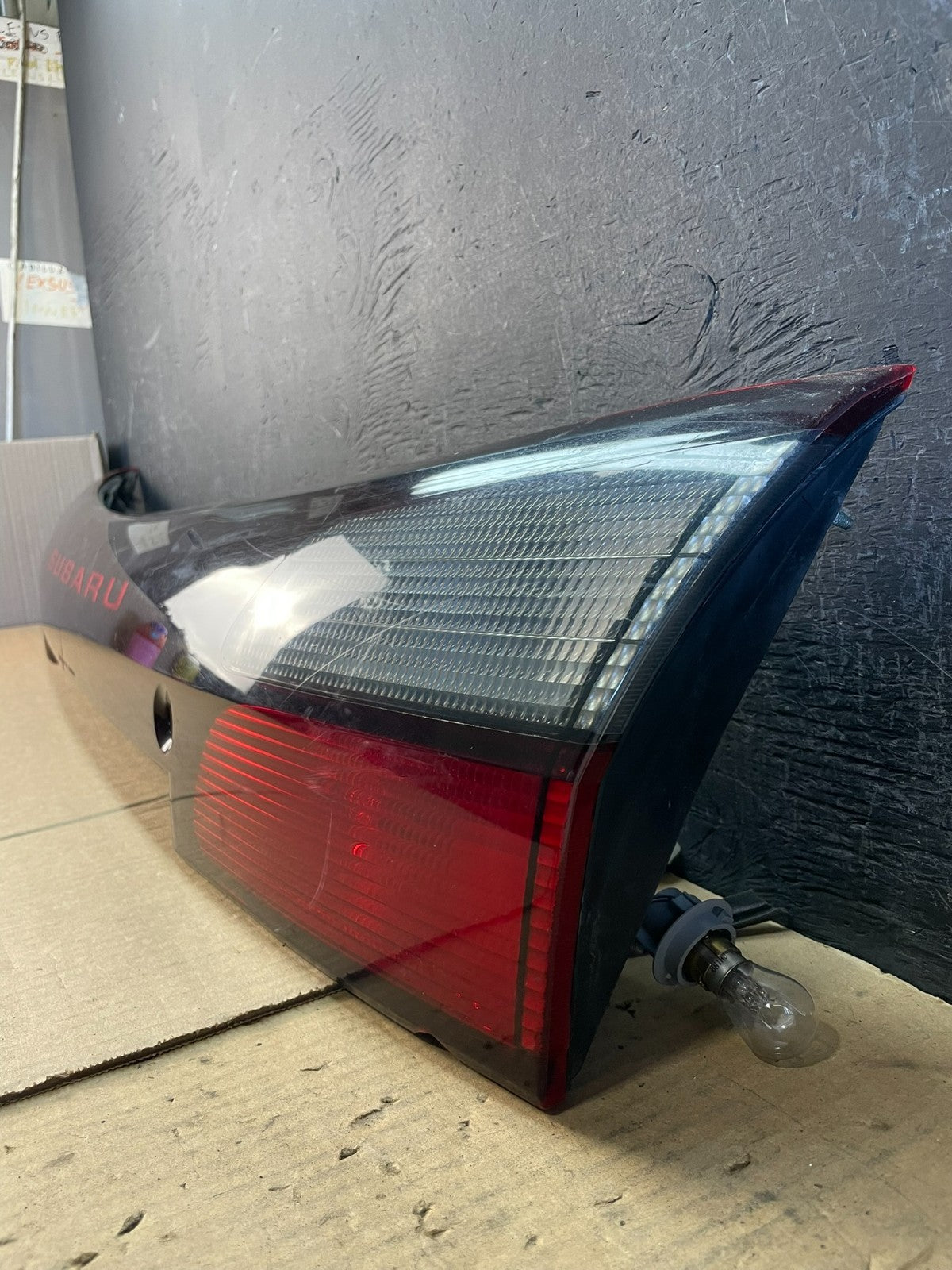 2002 - 2004 Subaru Outback Trunk Hatch Lid Tail Light Panel Center AD0128 DG1