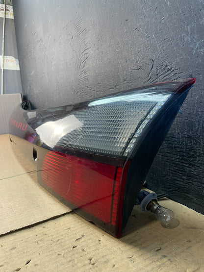2002 - 2004 Subaru Outback Trunk Hatch Lid Tail Light Panel Center AD0128 DG1