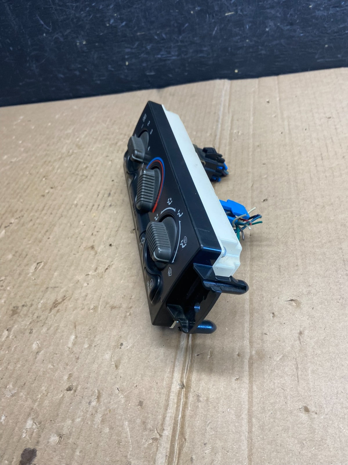 1999 to 2002 Chevrolet Silverado HVAC Heater Climate Control Module AE3876 DG2