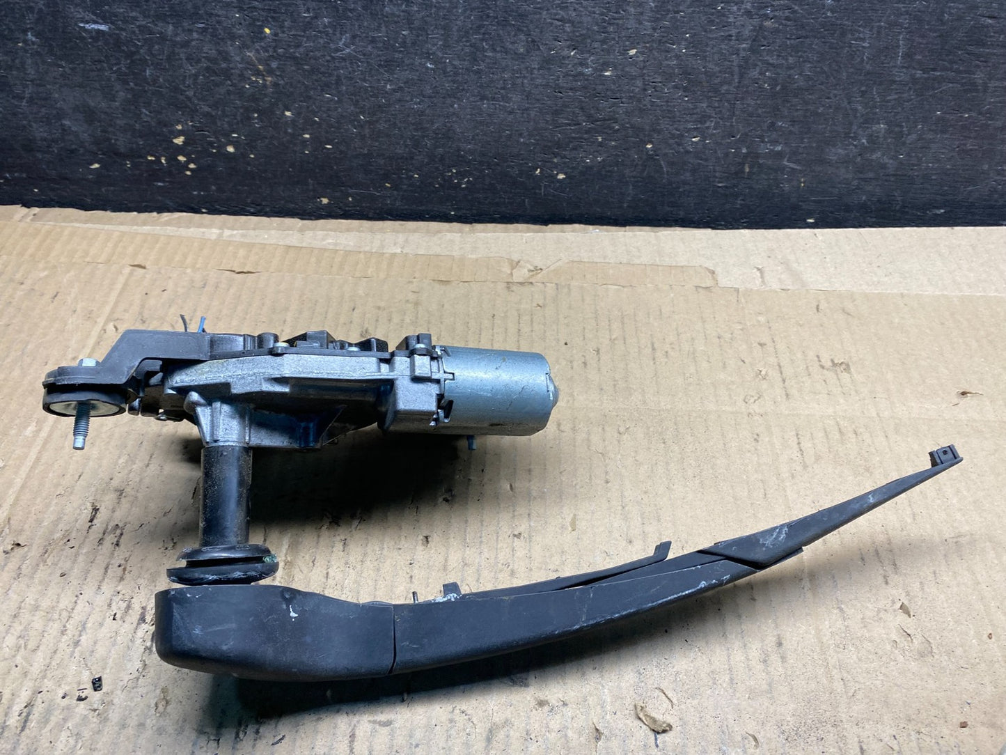 2012 to 2014 Ford Focus Rear Windshield Wiper Motor OEM BV61-17K441-AA y1368 dg1