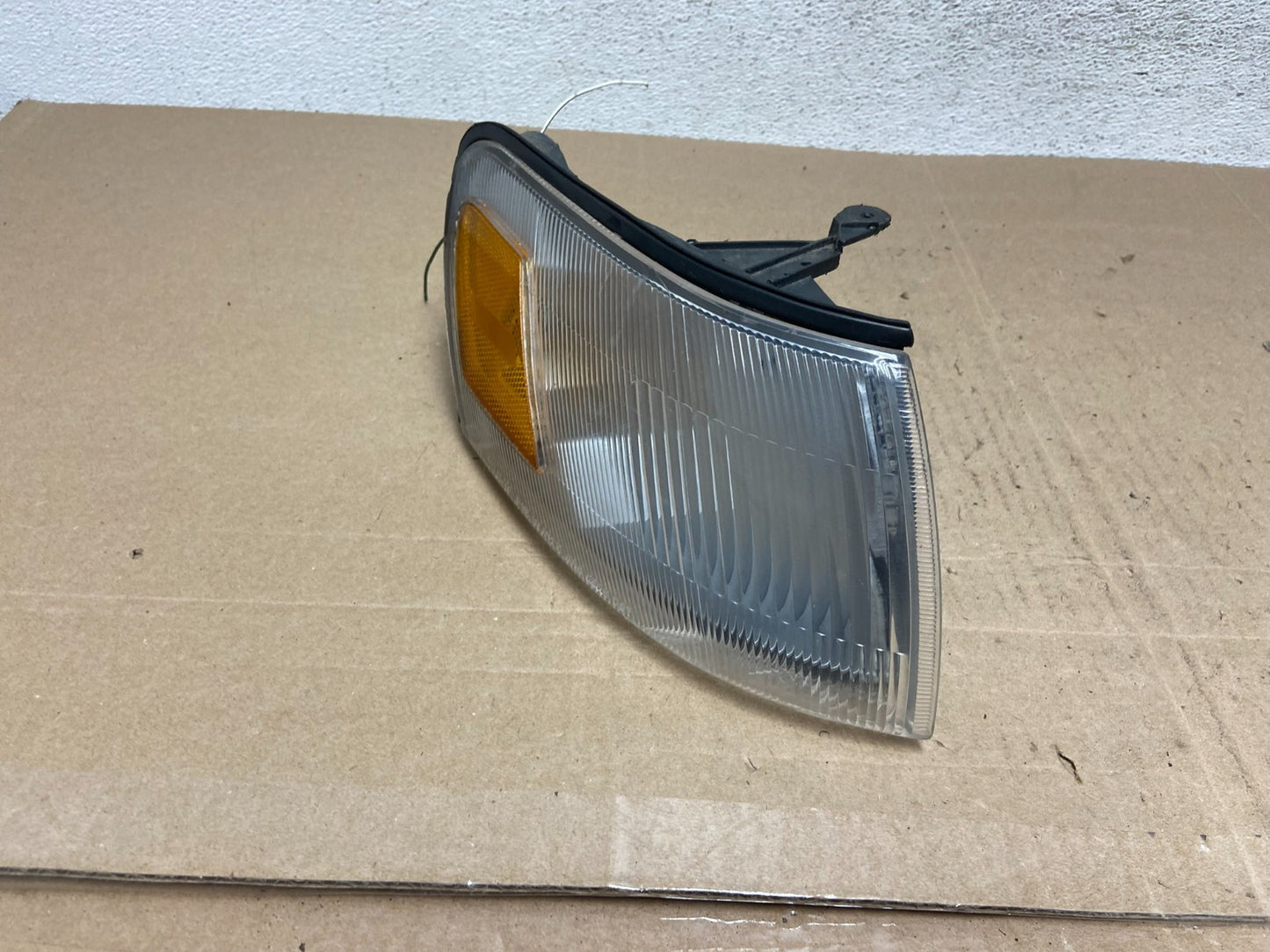 1993 to 1997 Toyota Corolla Right Passenger Corner Marker Turn Signal AE4989 DW1