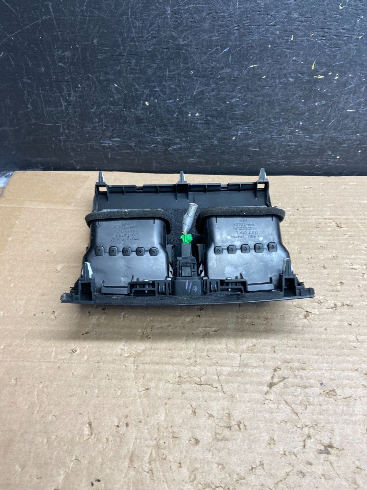 2007 to 2011 Honda CRV CR-V Front Center Panel Clock Air Vent ag8557 DG4