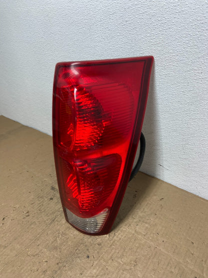 2002 - 2006 Chevrolet Avalanche Right Passenger Rh Side Tail Light OEM AB8539 DW1
