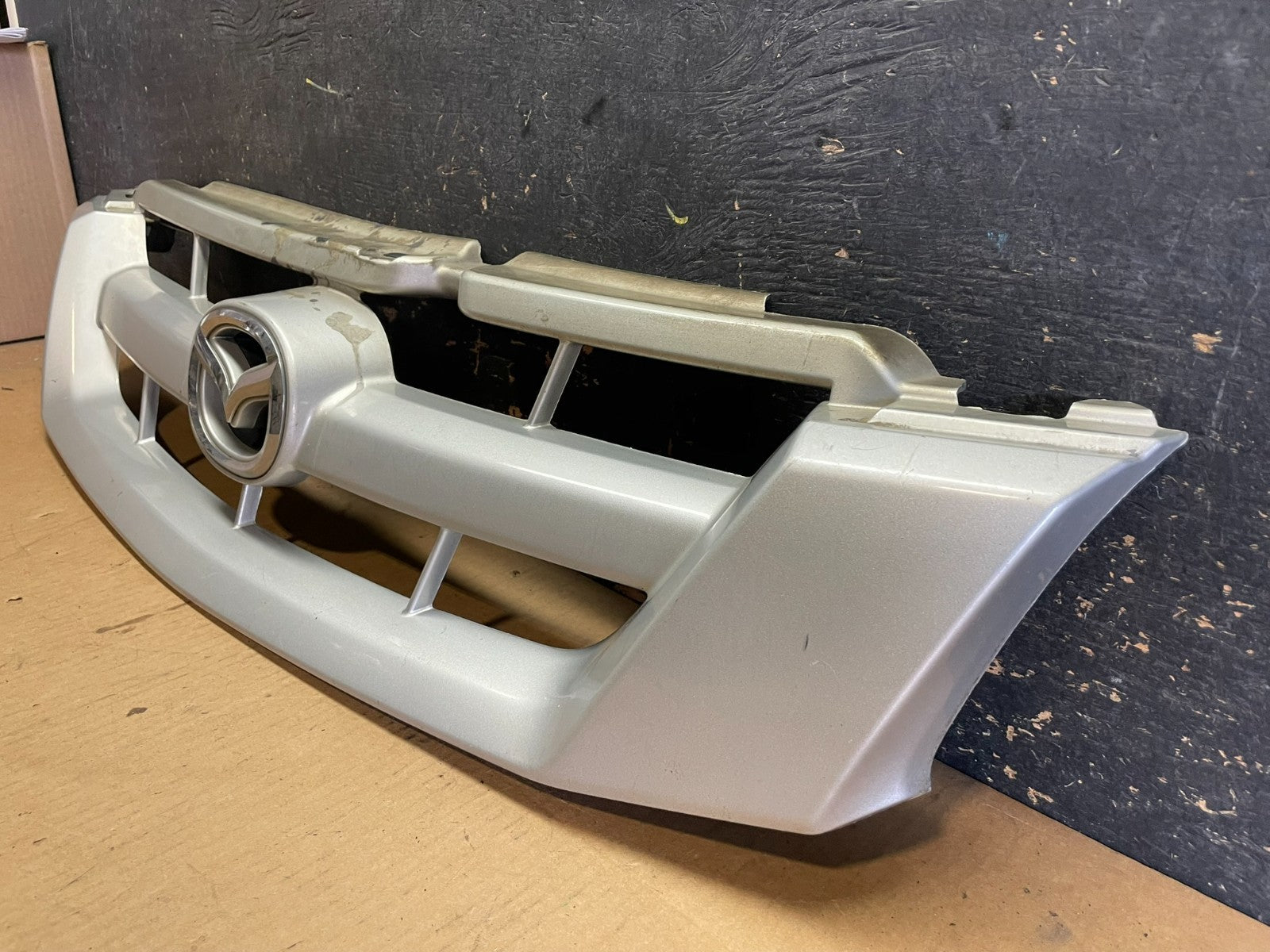 2005 - 2006 Mazda Tribute Front Upper Grille Grill Oem aa2255 DG2