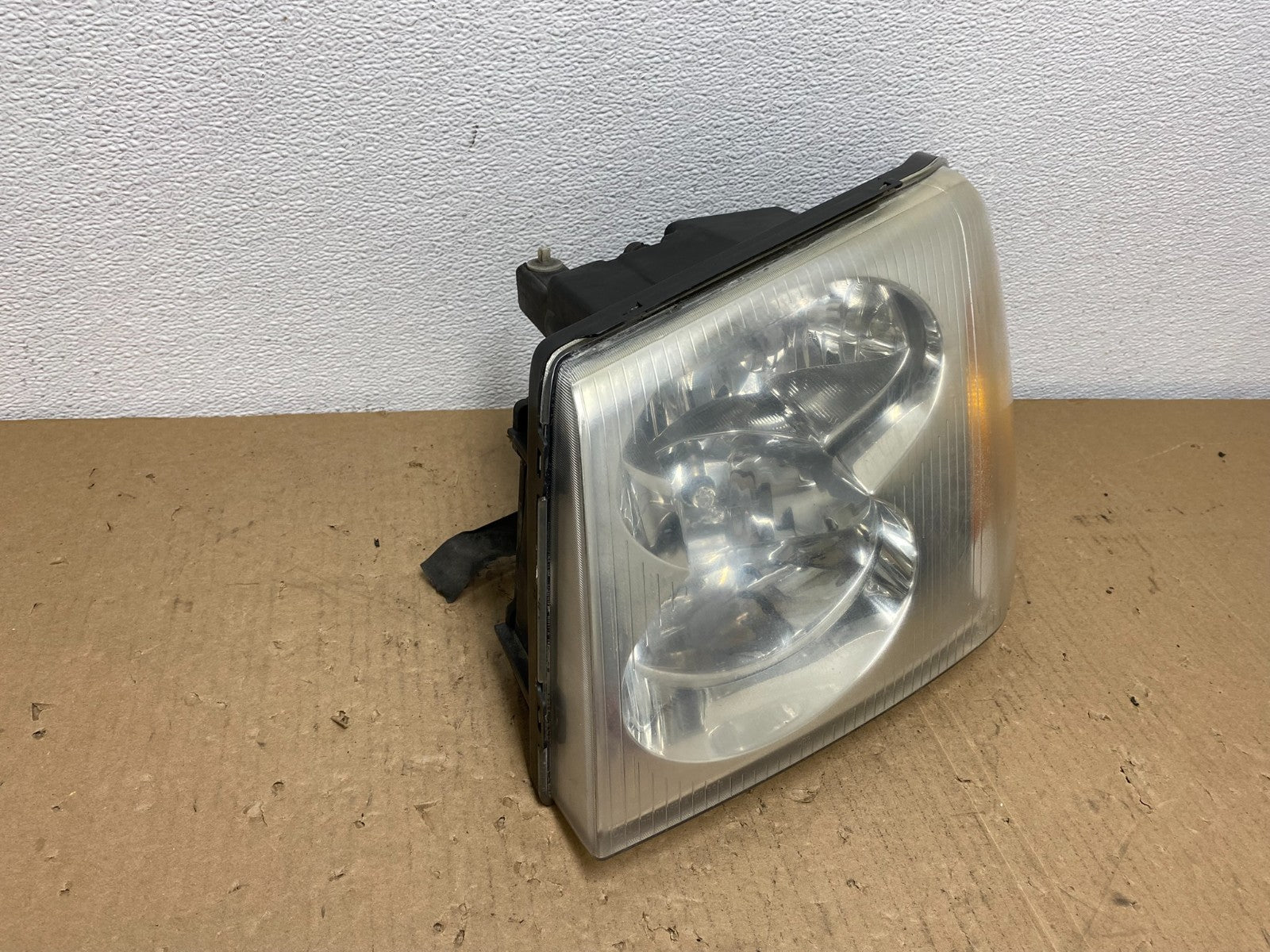 2002 to 2009 Gmc Envoy Left Driver Lh Side Headlight Halogen Oem AB6656 DW2