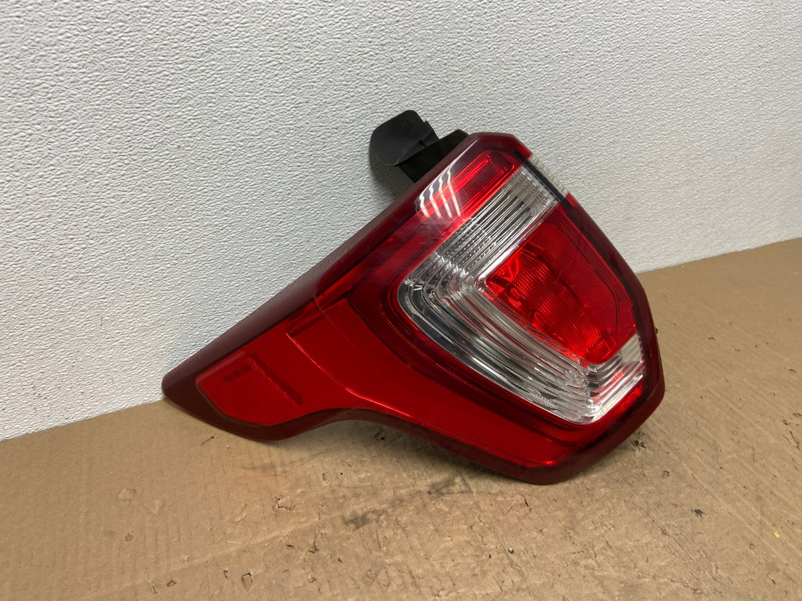 2016 to 2019 Ford Explorer Left Driver Lh Side Tail light OEM AB8613 LK2
