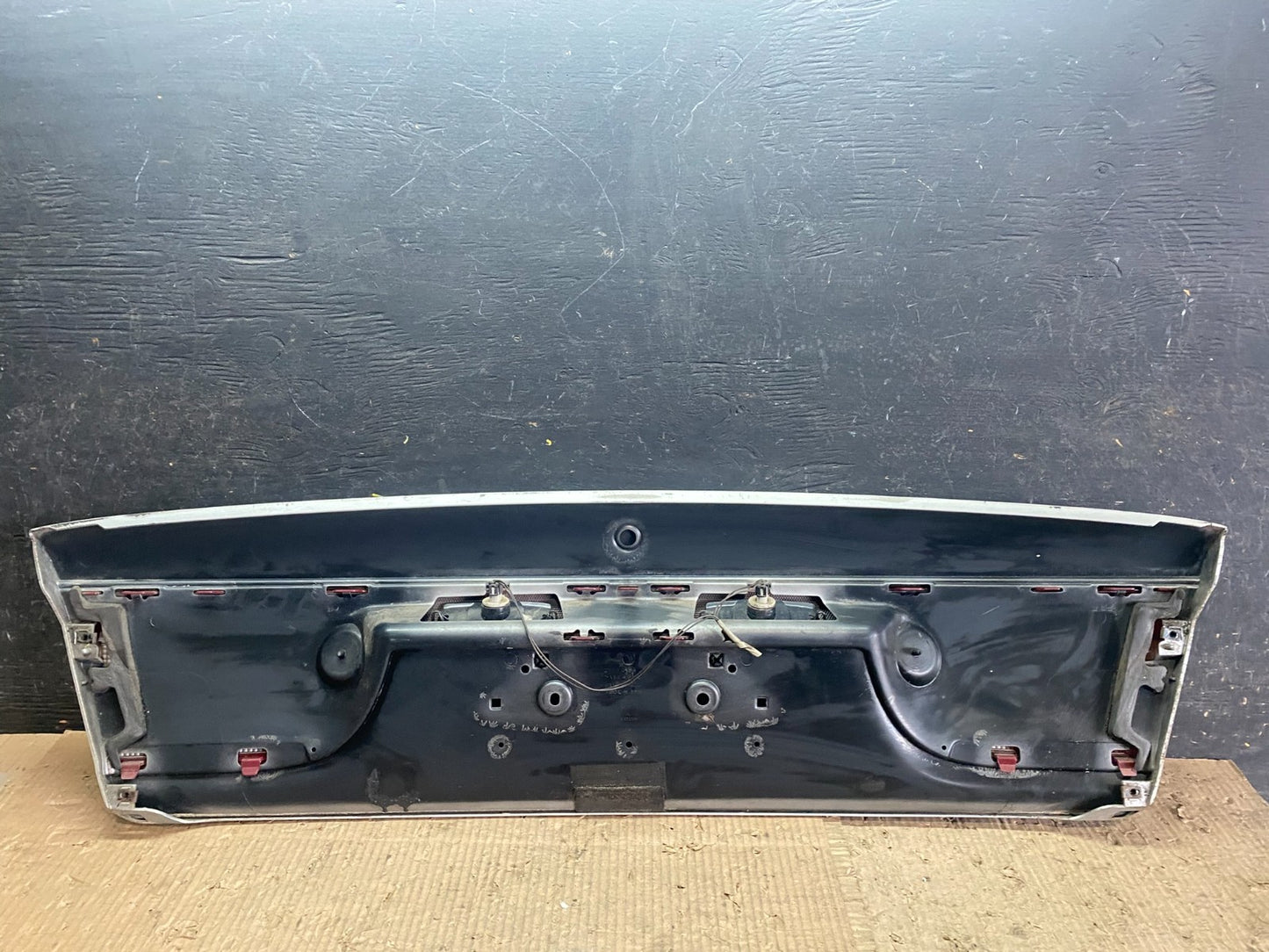 2000-2002 Saturn SL2 Sedan Center Tail Light Lid Trunk Rear Panel  V6799 DG7