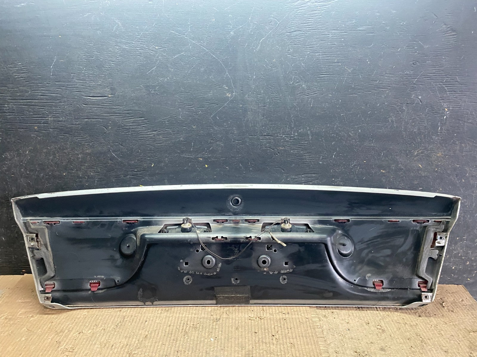 2000-2002 Saturn SL2 Sedan Center Tail Light Lid Trunk Rear Panel  V6799 DG7