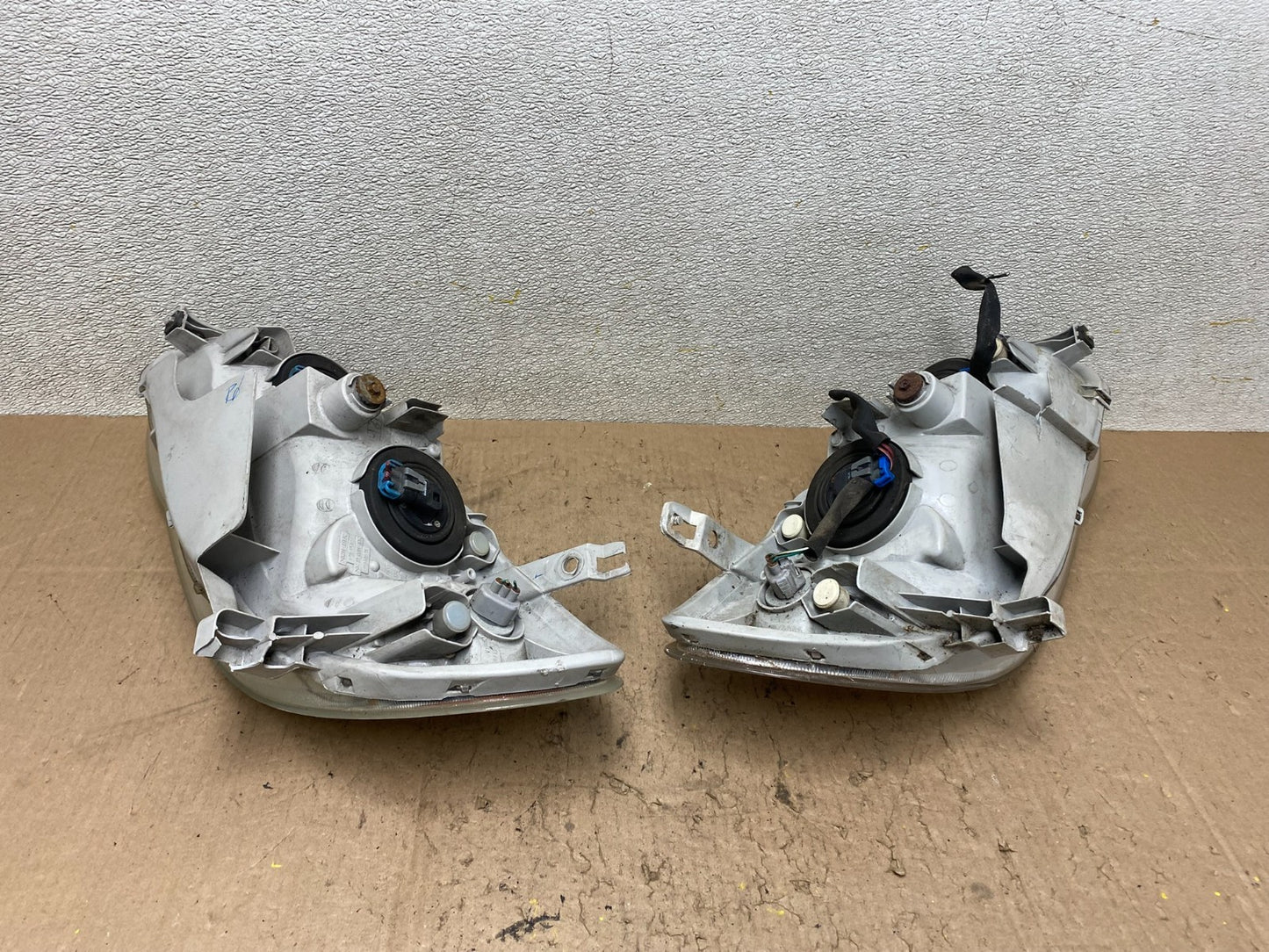 2003 to 2004 Toyota Corolla Left+Right Side Set Headlights W2743 DW6