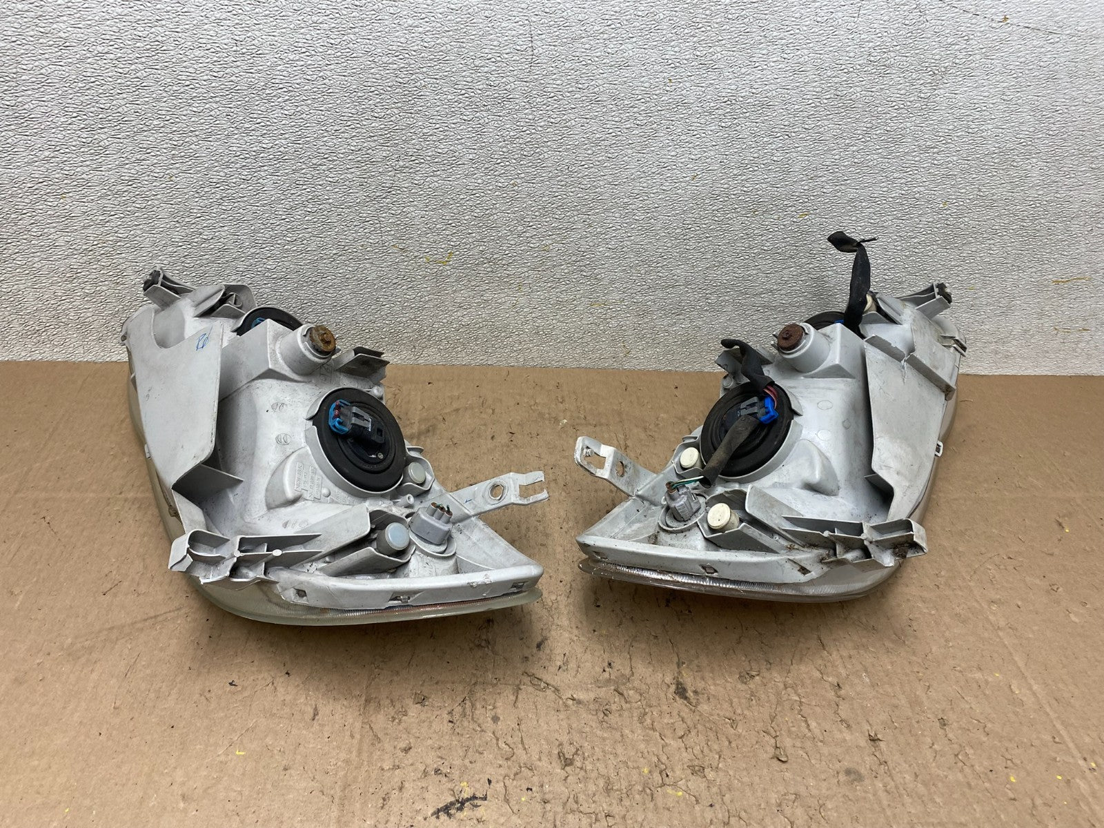 2003 to 2004 Toyota Corolla Left+Right Side Set Headlights W2743 DW6