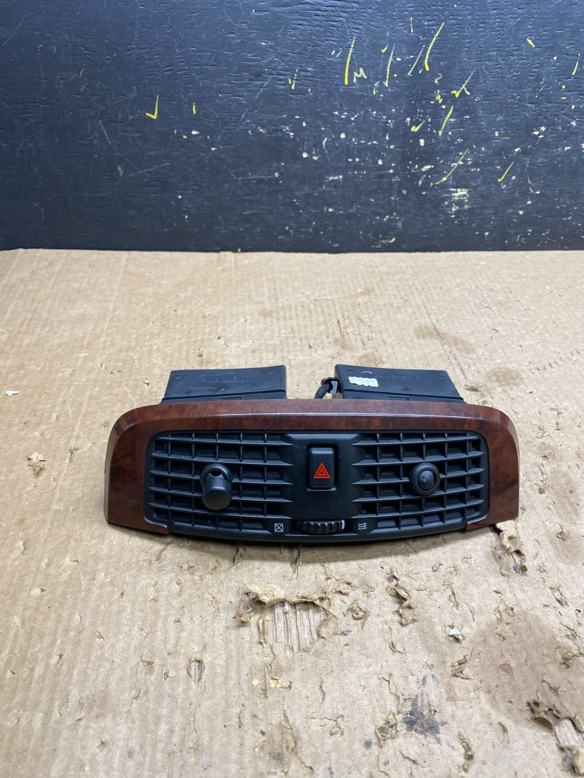 2004 to 2009 Cadillac SRX Front Center Dash A/C Air Vent Z7423 DG0