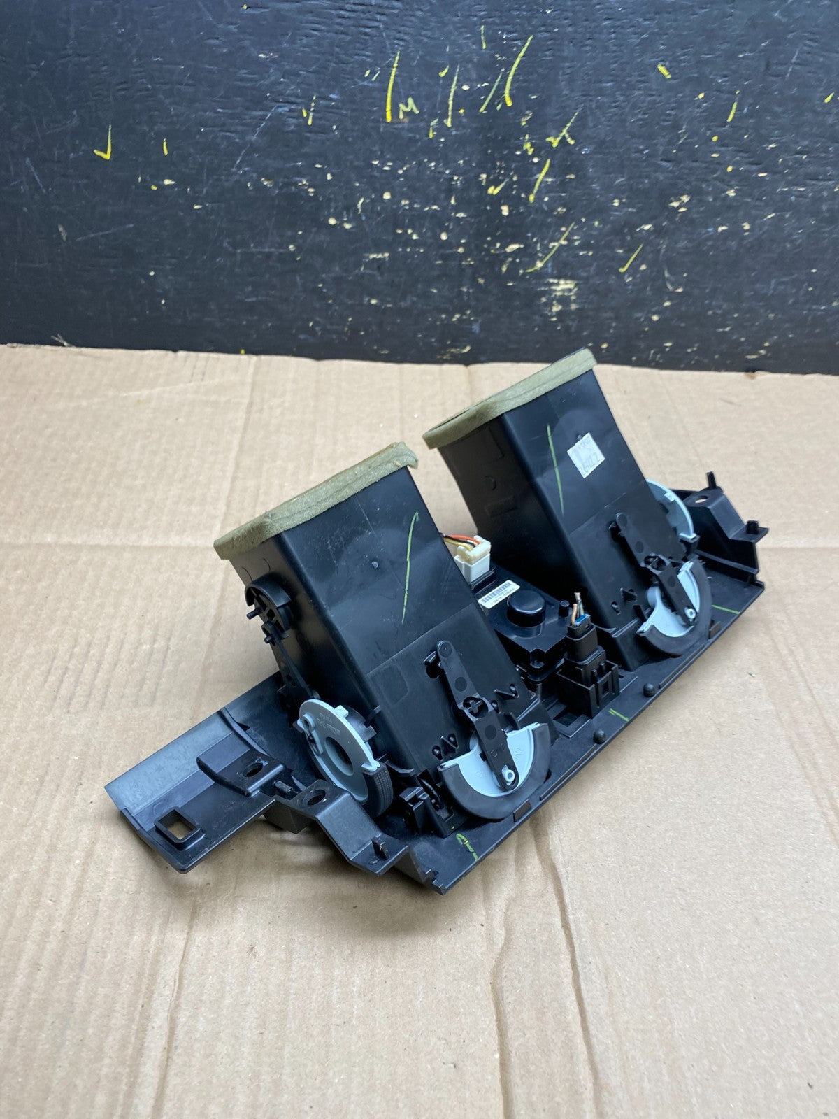 2006 to 2011 Cadillac DTS Dash Center Air Vent Heater Bezel OEM aa4480 DG3