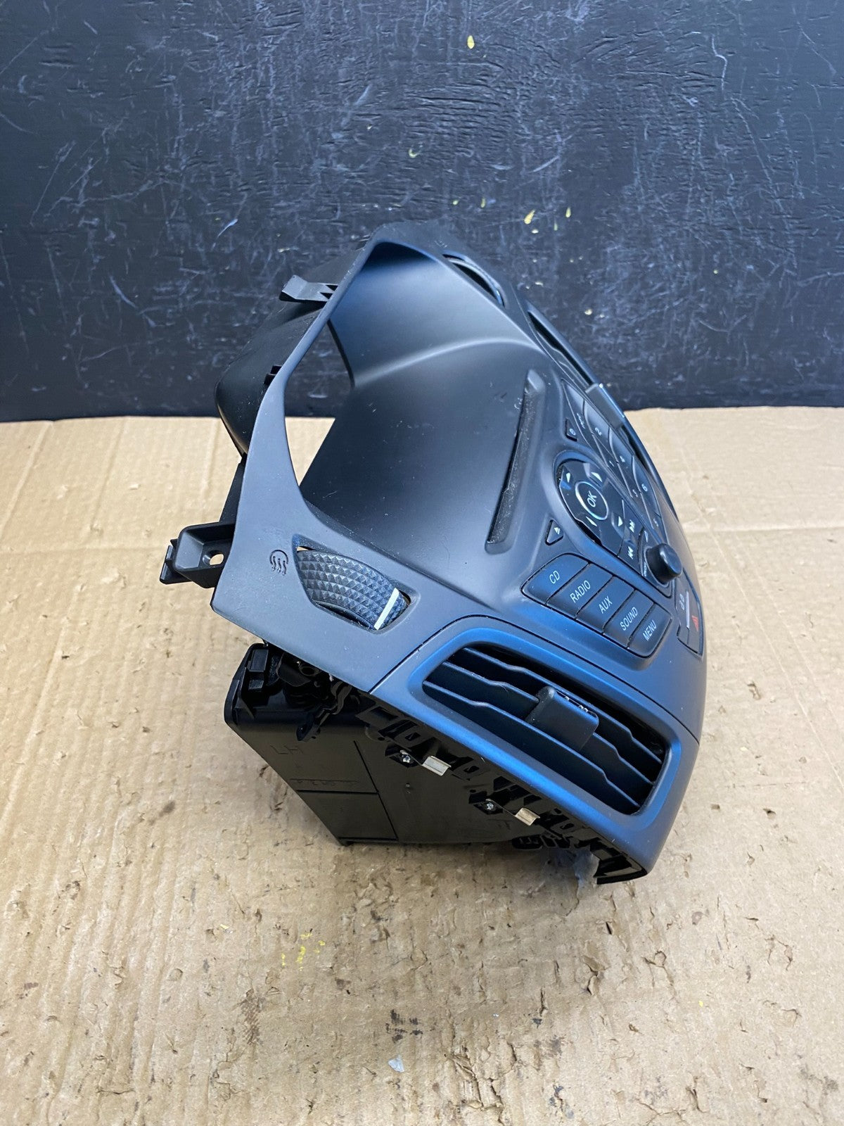 2013 to 2014 Ford Focus Center Radio Stereo Control Unit Trim AD1919 DG1