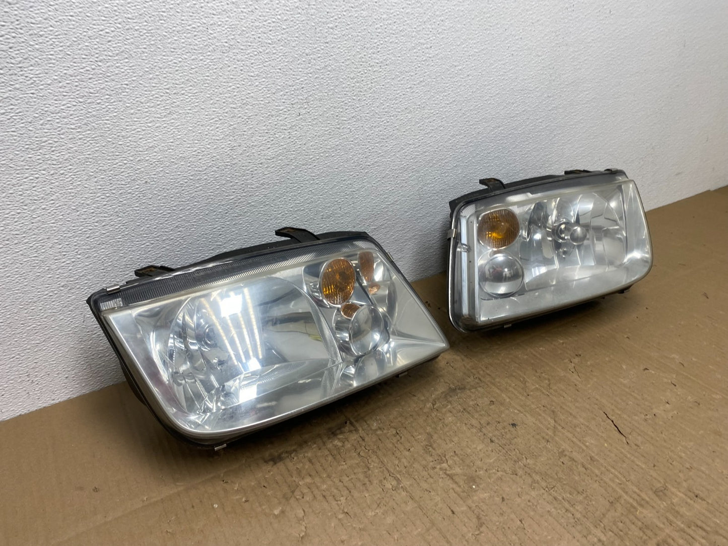 2002 to 2004 Volkswagen Jetta Left+Right Headlights AB8440 DW2