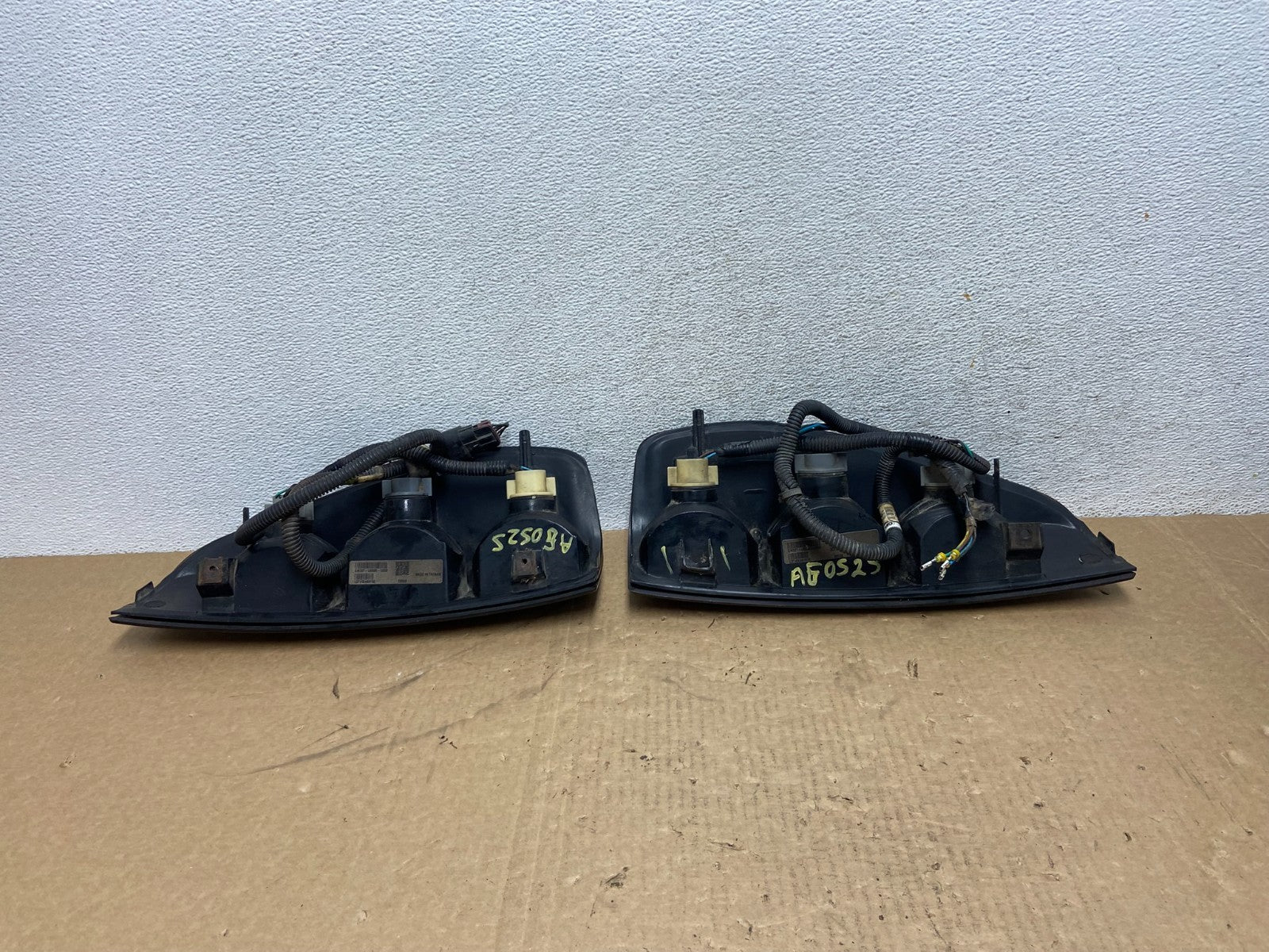 2004 to 2012 Chevrolet Colorado GMC Canyon Left+Right Set Tail Lights AG05259