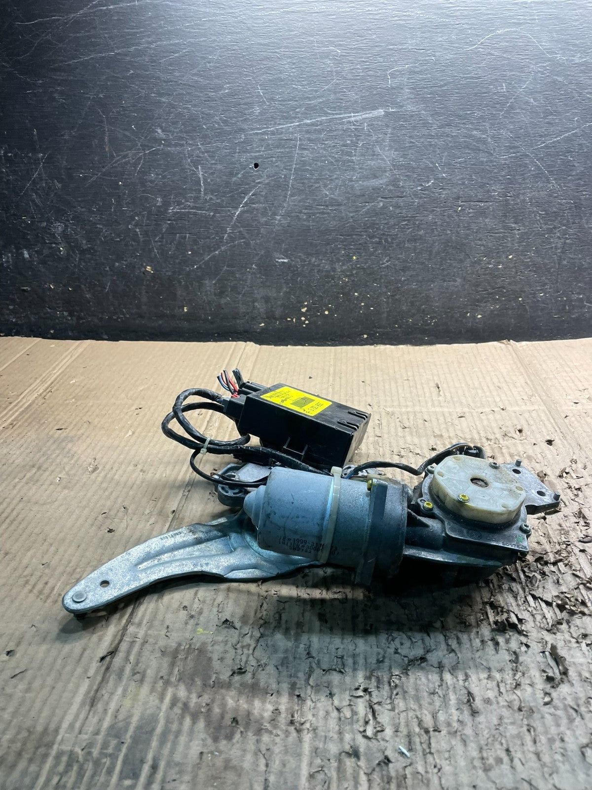 Cadillac Chevrolet Rear Trunk Liftgate Power Motor Actuator OEM Y0020 DG1