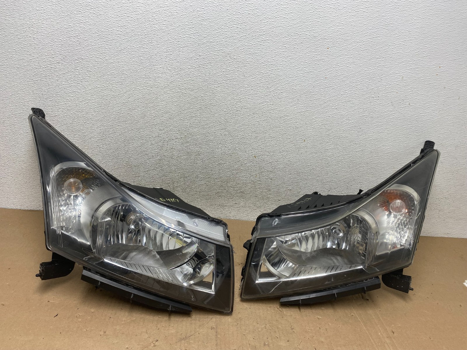 2011 to 2015 Chevrolet Cruze Halogen Left+Right Set Headlights AG4767 DW0