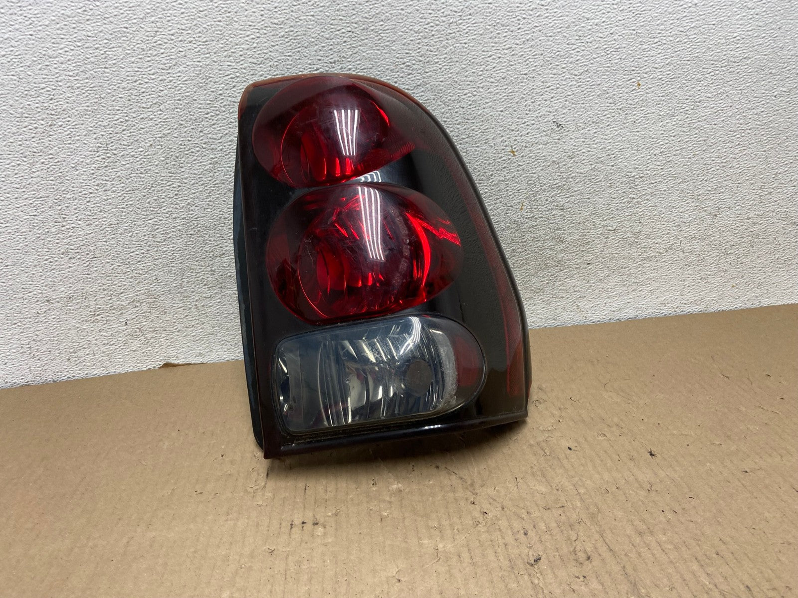 2002 to 2009 Chevrolet Trailblazer Right Passenger Rh Side Tail Light AG7988 LK0