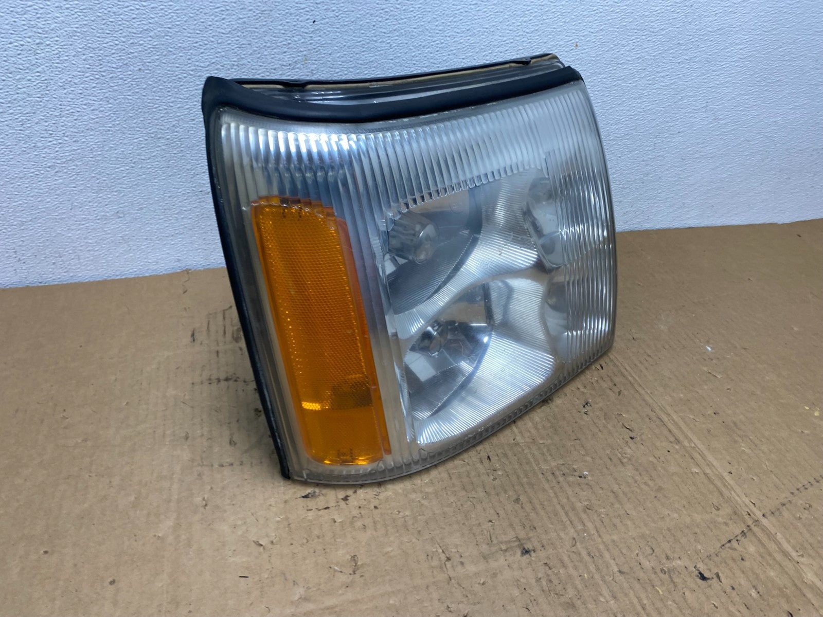 2002-2006 Cadillac Escalade Right Passenger Side Xenon HID Headlight AC77392