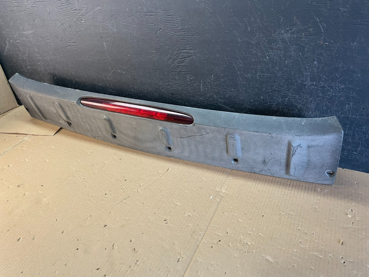 2002 to 2006 Chevrolet Avalanche 1500 Cente Spoilerr 3rd Brake Light AE3623 DG2