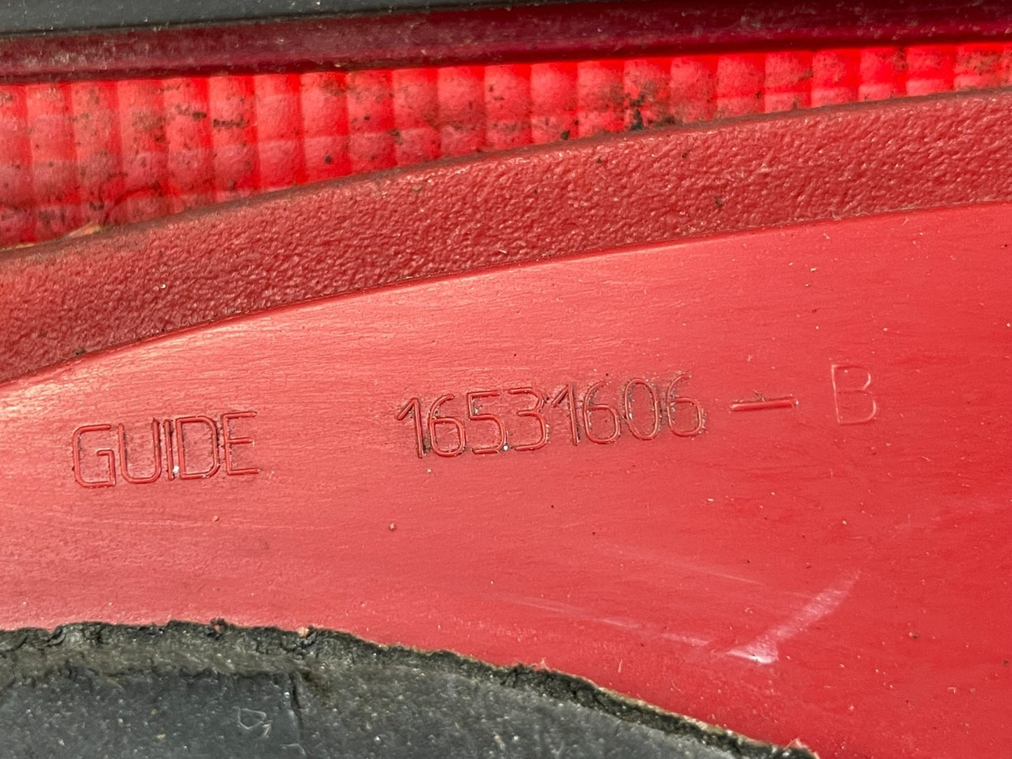 2003 2004 2005 Chevrolet Cavalier Rear Trunk LID Center Tail Light AE0802 DG6