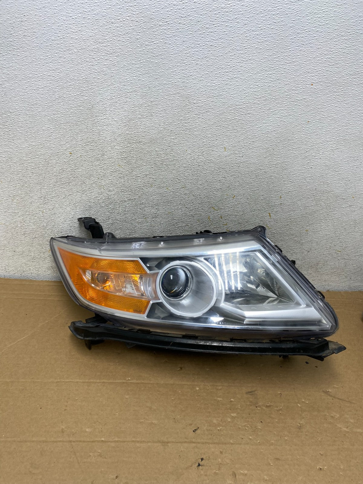 2011 to 2013 Honda Odyssey Front Right Passenger Headlight Halogen AH8256 DW0
