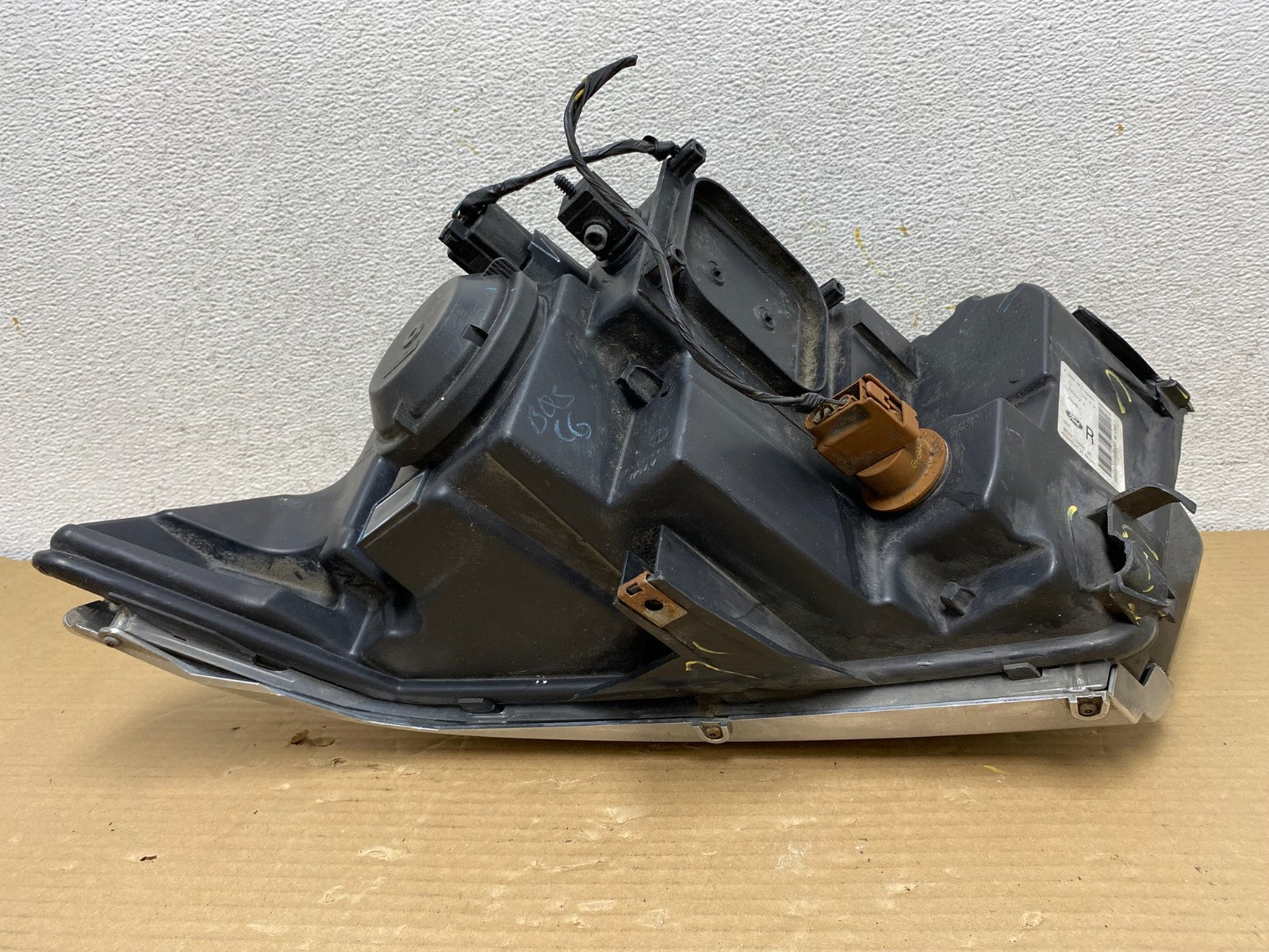 2011 to 2014 Ford Edge Front Right Passenger Headlight Halogen AG9339 DW8