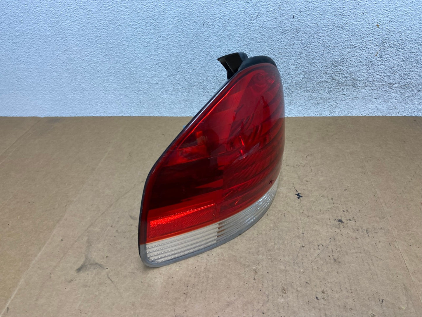 2005 to 2006 Hyundai Santa Fe Left Driver Side Tail Light AE3207 LK2