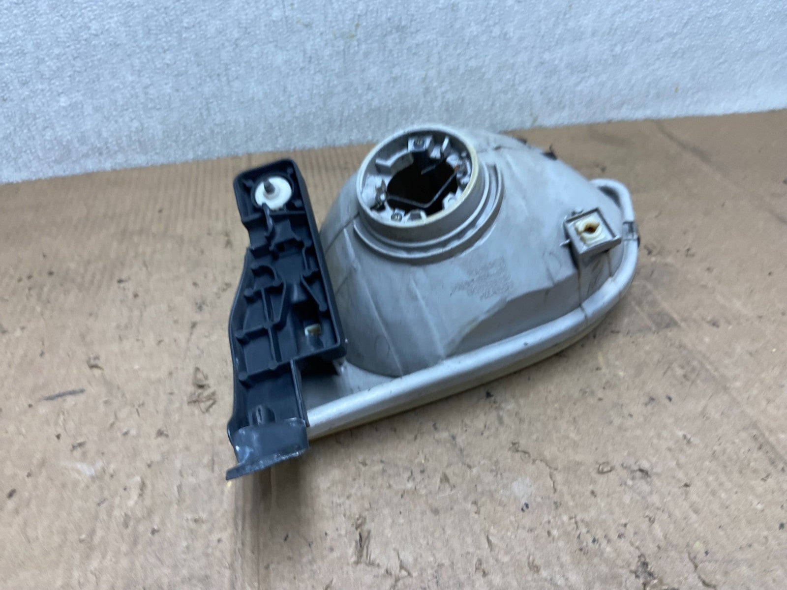 2001  to 2003 Toyota Sienna Right Passenger Side Headlight AA7107 DW5