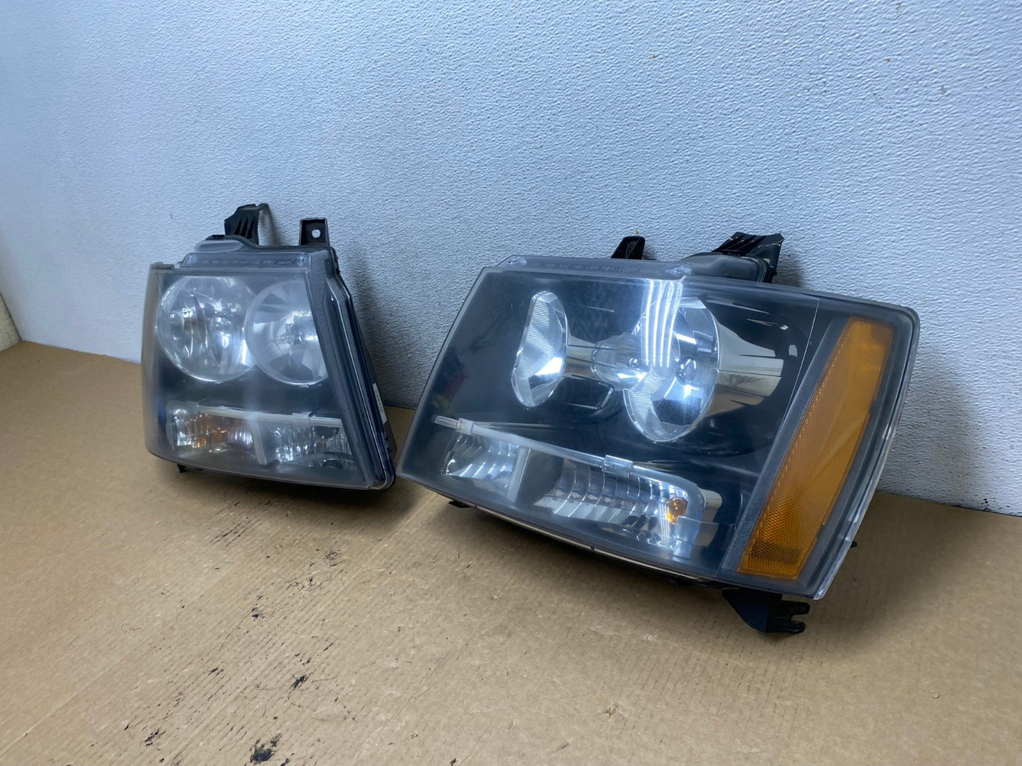 2007 to 2013 Chevrolet Suburban Tahoe Left+Right Set Headlights AG2086 LK1