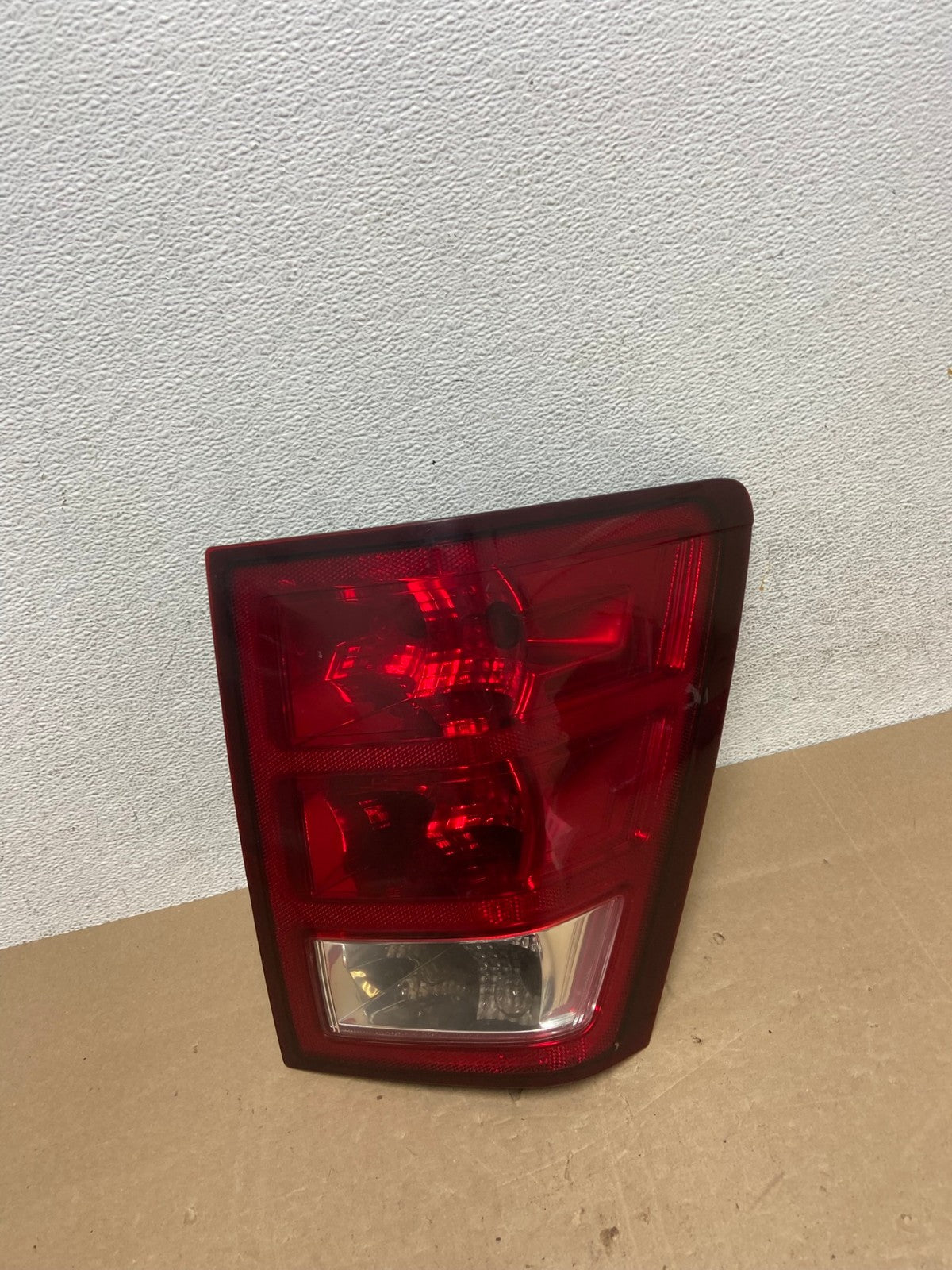 2005 - 2006 Jeep Grand Cherokee Right Passenger Rh Side Tail Light AE5032 LK0