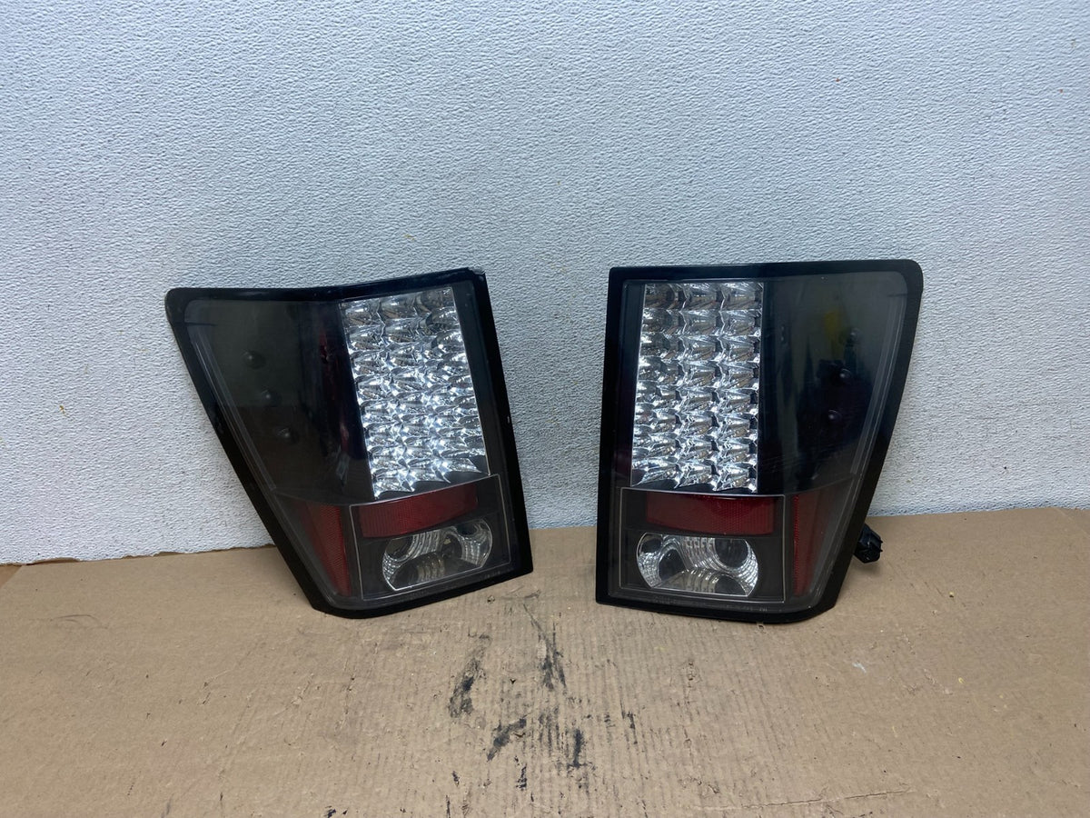2005-2006 Jeep Grand Cherokee Left+Right Set Black LED Tail Lights AH1134 DG0