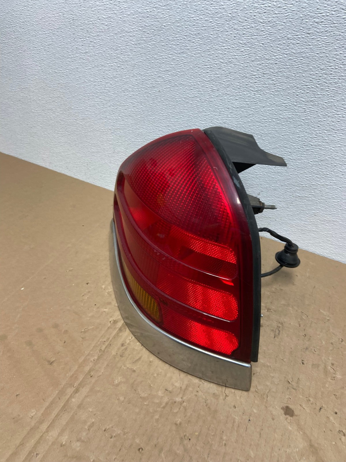 1998-2003 Ford Crown Victoria Right Passenger Rh Side Tail Light Oem AB6929 LK1