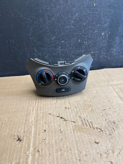 2012 to 2014 Hyundai Accent Center Heater A/C Climate Control Panel ae1834 DG0