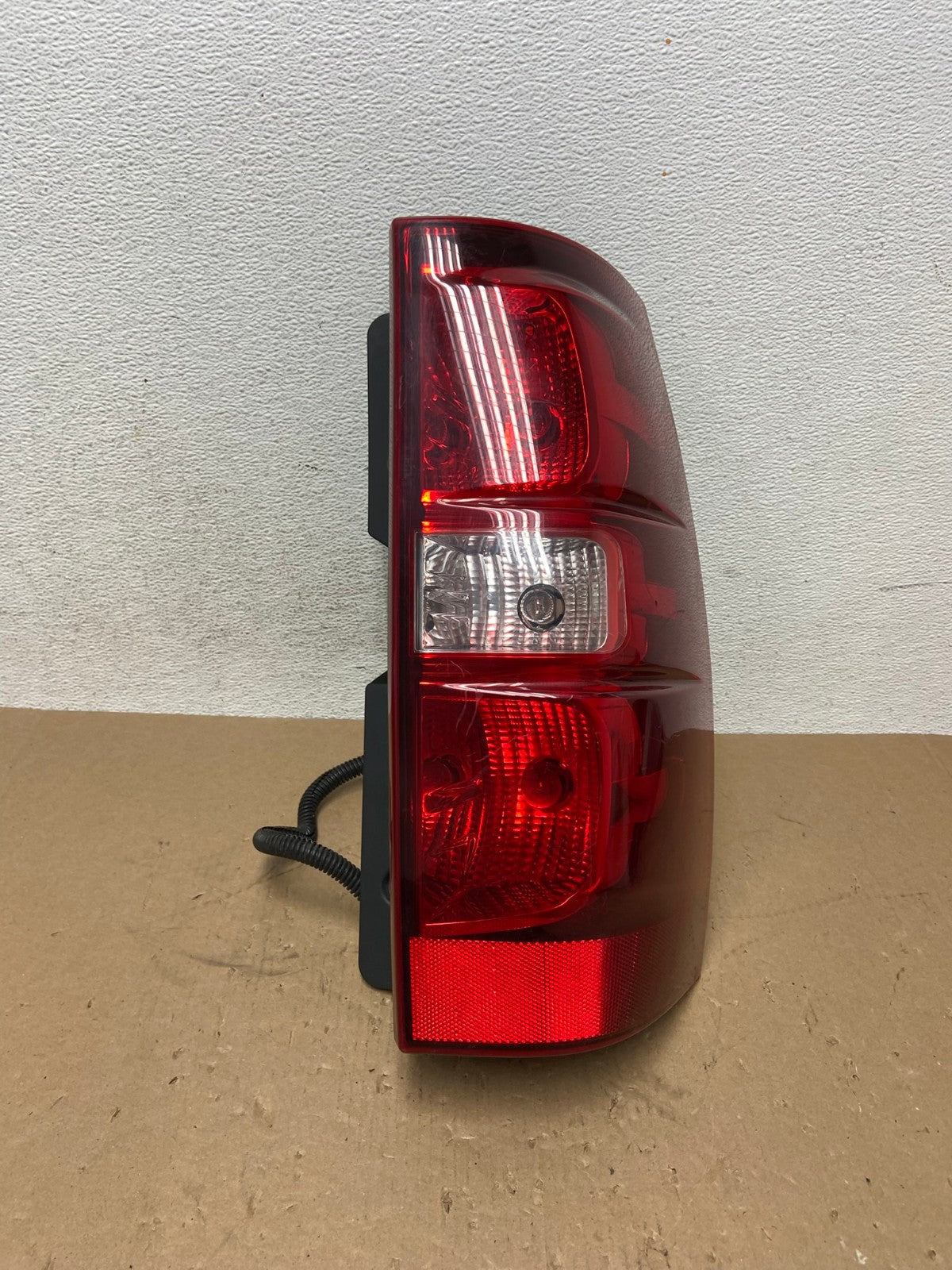 2007-2013 Chevrolet Avalanche Right Passenger RH Side Tail Light AD7735 LK0