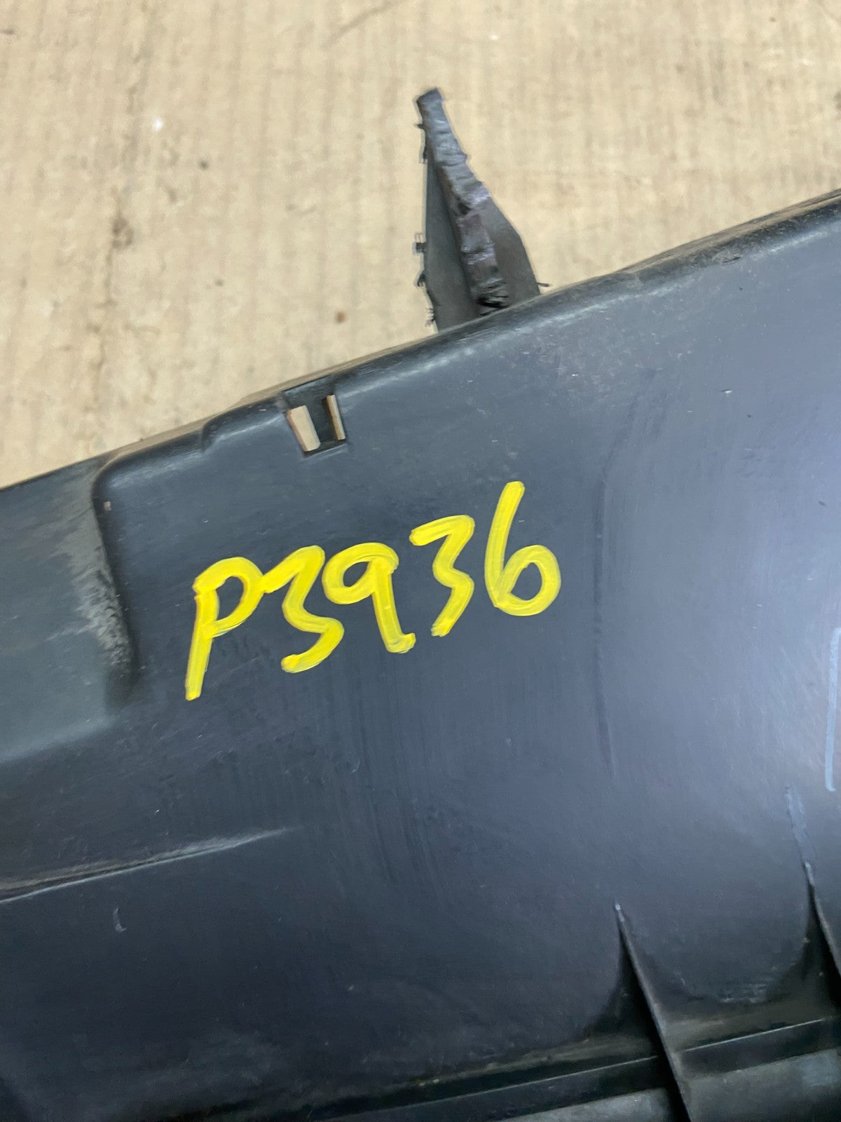 2002 2003 Mazda MPV Front Upper Grille Grill Oem p3936 DG9