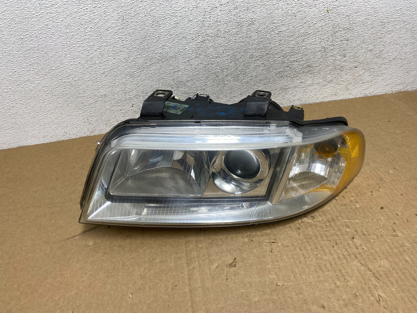 1999 to 2002 Audi A4 Left Driver LH Side Headlight AG0490 DW0